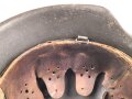 Heer, Stahlhelm Modell 1942. Im allen Teilen originales Stück, das Innenfutter vermutlich vor längerer Zeit gewechselt und defekt. Hersteller EF64, das Emblem entfernt