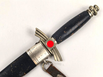 Fliegerdolch für Angehörige des Deutschen Luftsport Verband DLV. Die Klinge von Hörster Solingen. Die Belederung Original, die Hakenkreuze vollständig emailliert.