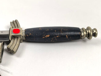 Fliegerdolch für Angehörige des Deutschen Luftsport Verband DLV. Die Klinge von Hörster Solingen. Die Belederung Original, die Hakenkreuze vollständig emailliert.