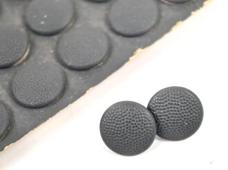 Paar Knöpfe für Feldmützen der Wehrmacht. Je 12mm Durchmesser, dunkelblauer Originallack. Sie erhalten ein Paar = 2 Stück von der originalen Pappunterlage