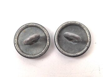 Paar Knöpfe für Feldmützen der Wehrmacht. Je 12mm Durchmesser, dunkelblauer Originallack. Sie erhalten ein Paar = 2 Stück von der originalen Pappunterlage