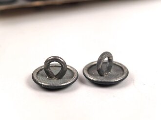 Paar Knöpfe für Feldmützen der Wehrmacht. Je 12mm Durchmesser, dunkelblauer Originallack. Sie erhalten ein Paar = 2 Stück von der originalen Pappunterlage