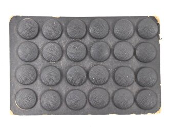 Paar Knöpfe für Feldmützen der Wehrmacht. Je 12mm Durchmesser, dunkelblauer Originallack. Sie erhalten ein Paar = 2 Stück von der originalen Pappunterlage