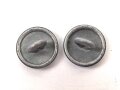 Paar Knöpfe für Feldmützen der Wehrmacht. Je 12mm Durchmesser, dunkelblauer Originallack. Sie erhalten ein Paar = 2 Stück von der originalen Pappunterlage
