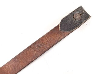 Langes Stück für einen Kinnriemen zum Stahlhelm der Wehrmacht. Für Modell 1940 und 1942, vorderer Teil fehlt