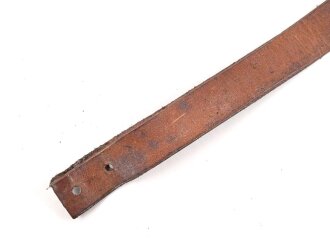 Langes Stück für einen Kinnriemen zum Stahlhelm der Wehrmacht. Für Modell 1940 und 1942, vorderer Teil fehlt