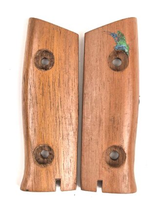 Paar Griffschalen aus Holz für ein Bajonett, Höhe 68,3 - 76mm. Original ?