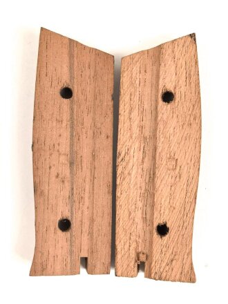 Paar Griffschalen aus Holz für ein Bajonett, Höhe 68,3 - 76mm. Original ?