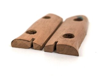 Paar Griffschalen aus Holz für ein Bajonett, Höhe 68,3 - 76mm. Original ?