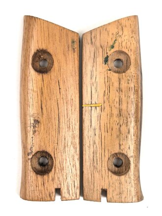Paar Griffschalen aus Holz für ein Bajonett, Höhe 68,3 - 76mm. Original ?