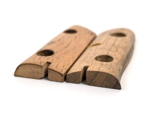 Paar Griffschalen aus Holz für ein Bajonett, Höhe 68,3 - 76mm. Original ?