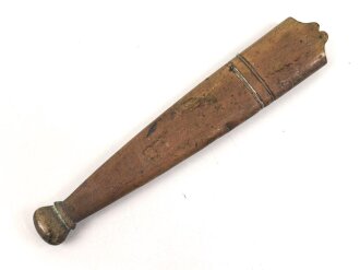 Unterer Scheidenbeschlag für eine Blankwaffe. Höhe 121,5mm, Breite oben innen gemessen 20,5mm