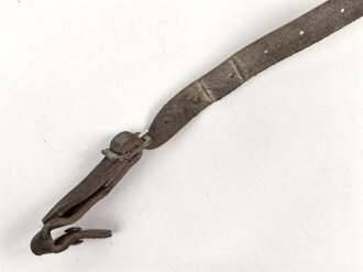 Stahlhelm Kinnriemen Wehrmacht, neuzeitliche Fertigung. Angetrocknet