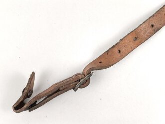 Stahlhelm Kinnriemen Wehrmacht, neuzeitliche Fertigung. Angetrocknet