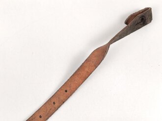 Stahlhelm Kinnriemen Wehrmacht, neuzeitliche Fertigung. Angetrocknet