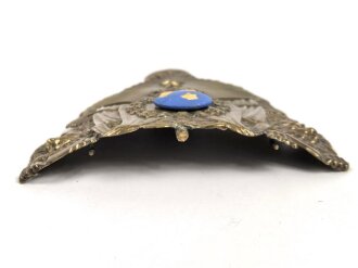 Schweden, Emblem für ein Tschako, Messingblech ca. 11 x 12cm, der blau angemalte Knopf im Zentrum ursprünglich nicht zugehörig