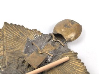 Schweden, Emblem für ein Tschako, Messingblech ca. 11 x 12cm, der blau angemalte Knopf im Zentrum ursprünglich nicht zugehörig