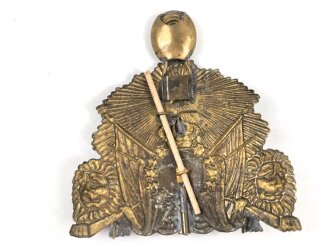 Schweden, Emblem für ein Tschako, Messingblech ca. 11 x 12cm, der blau angemalte Knopf im Zentrum ursprünglich nicht zugehörig