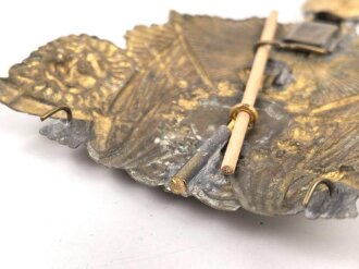 Schweden, Emblem für ein Tschako, Messingblech ca. 11 x 12cm, der blau angemalte Knopf im Zentrum ursprünglich nicht zugehörig