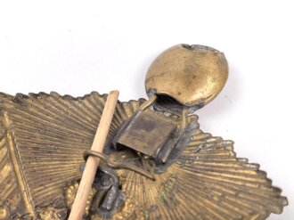 Schweden, Emblem für ein Tschako, Messingblech ca. 11 x 12cm, der blau angemalte Knopf im Zentrum ursprünglich nicht zugehörig