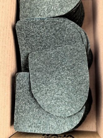Tuchunterlage für ein Krimschild oder Kubanschild Heer, aus originalem Wehrmachtstuch von Hand ausgeschnitten. Feldgraue Ausführung, 1 Stück
