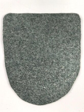 Tuchunterlage für ein Krim- oder Kubanschild Heer, aus originalem Wehrmachtstuch von Hand ausgeschnitten. Feldgraue Ausführung, 1 Stück