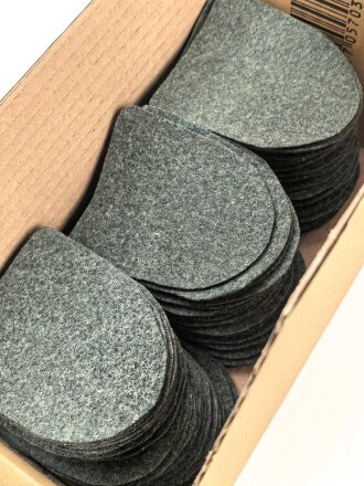 Tuchunterlage für ein Krim- oder Kubanschild Heer, aus originalem Wehrmachtstuch von Hand ausgeschnitten. Feldgraue Ausführung, 1 Stück