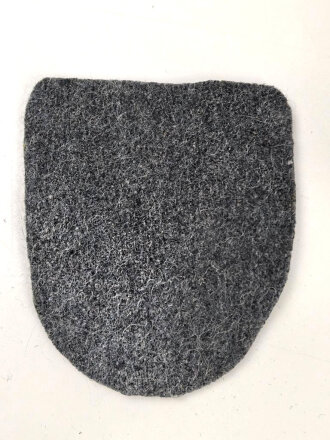 Tuchunterlage für ein Krim- oder Kubanschild Luftwaffe, aus originalem Wehrmachtstuch von Hand ausgeschnitten. Fliegerblusentuch, 1 Stück