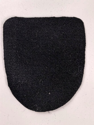 Tuchunterlage für ein Krimschild oder Kubanschild Panzertruppe, aus originalem Wehrmachtstuch von Hand ausgeschnitten. 1 Stück