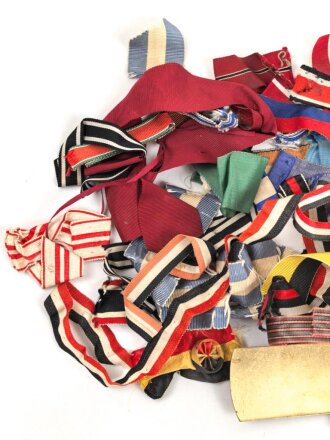 Konvolut Bänder für Orden und Ehrenzeichen Deutsch und International sowie patriotisches.