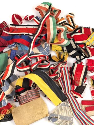 Konvolut Bänder für Orden und Ehrenzeichen Deutsch und International sowie patriotisches.