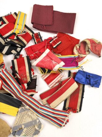 Konvolut Bänder für Orden und Ehrenzeichen Deutsch und International sowie patriotisches.