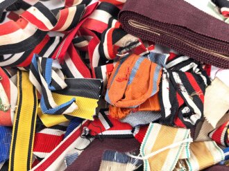 Konvolut Bänder für Orden und Ehrenzeichen Deutsch und International sowie patriotisches.