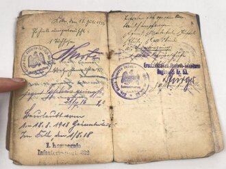 Preußen,  Soldbuch eines Infanteristen. Stark getragen mit Gasschutz Merkblatt. Dazu das Besitzzeugnis für das Eiserne Kreuz 2. Klasse für Tapferkeit vor dem Feinde,