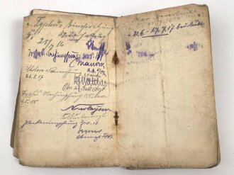 Preußen,  Soldbuch eines Infanteristen. Stark getragen mit Gasschutz Merkblatt. Dazu das Besitzzeugnis für das Eiserne Kreuz 2. Klasse für Tapferkeit vor dem Feinde,