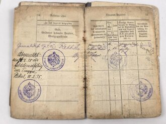 Preußen,  Soldbuch eines Infanteristen. Stark getragen mit Gasschutz Merkblatt. Dazu das Besitzzeugnis für das Eiserne Kreuz 2. Klasse für Tapferkeit vor dem Feinde,