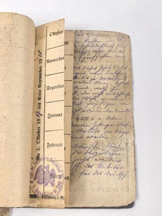 Preußen,  Soldbuch eines Infanteristen. Stark getragen mit Gasschutz Merkblatt. Dazu das Besitzzeugnis für das Eiserne Kreuz 2. Klasse für Tapferkeit vor dem Feinde,