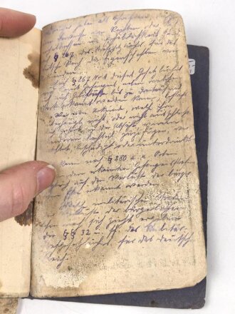 Preußen,  Soldbuch eines Infanteristen. Stark getragen mit Gasschutz Merkblatt. Dazu das Besitzzeugnis für das Eiserne Kreuz 2. Klasse für Tapferkeit vor dem Feinde,