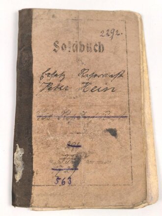 Preußen,  Soldbuch eines Infanteristen. Stark getragen mit Gasschutz Merkblatt. Dazu das Besitzzeugnis für das Eiserne Kreuz 2. Klasse für Tapferkeit vor dem Feinde,