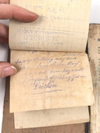 Preußen,  Soldbuch eines Infanteristen. Stark getragen mit Gasschutz Merkblatt. Dazu das Besitzzeugnis für das Eiserne Kreuz 2. Klasse für Tapferkeit vor dem Feinde,
