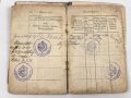 Preußen,  Soldbuch eines Infanteristen. Stark getragen mit Gasschutz Merkblatt. Dazu das Besitzzeugnis für das Eiserne Kreuz 2. Klasse für Tapferkeit vor dem Feinde,