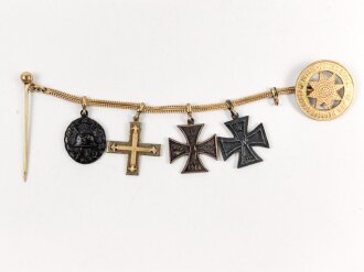 Frackkettchen mit Miniaturen , Eisernes Kreuz 2. Klasse 1914, Braunschweig Kriegsverdienstkreuz, Baltenkreuz, Verwundetenabzeichen schwarz