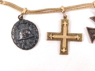 Frackkettchen mit Miniaturen , Eisernes Kreuz 2. Klasse 1914, Braunschweig Kriegsverdienstkreuz, Baltenkreuz, Verwundetenabzeichen schwarz