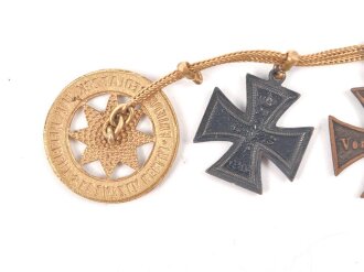 Frackkettchen mit Miniaturen , Eisernes Kreuz 2. Klasse 1914, Braunschweig Kriegsverdienstkreuz, Baltenkreuz, Verwundetenabzeichen schwarz