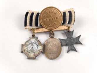 Knopflochdekoration mit drei 16mm Miniaturen, Preussen Kreuz für Kriegshilfsdienst 1916, Verwundetenabzeichen silber 2. Weltkrieg, Preussen Landeskriegerverband Ehrenzeichen 2. Stufe