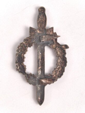 "Kampfabzeichen" als Auflage für das Band...