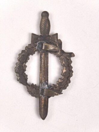 "Kampfabzeichen" als Auflage für das Band...