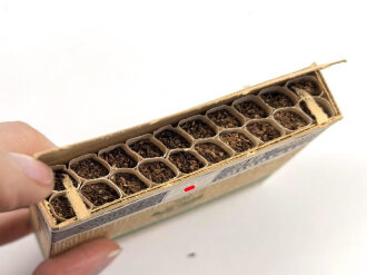 Schachtel Zigaretten "Echt Orient No.5" geöffnet , Steuerbanderole mit Hakenkreuz