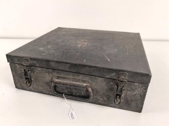 Transportkasten Wehrmacht aus Metall. Maße etwa 40 x 40 x 12cm . Originallack