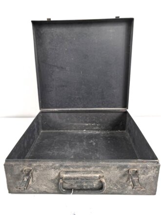 Transportkasten Wehrmacht aus Metall. Maße etwa 40 x 40 x 12cm . Originallack